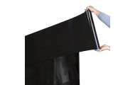 Czarna folia stretch Harmadon w trakcie owijania palety, elastyczna i mocna folia do zabezpieczania towaru w transporcie i magazynie