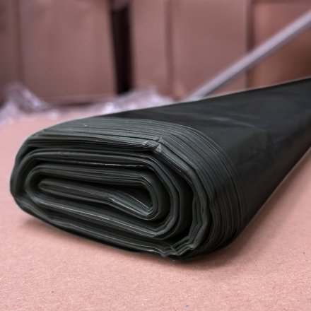 Arkusze na palety czarne z folii PE o zwiększonej grubości zapewniają skuteczne zabezpieczanie ładunków przed kurzem i wilgocią podczas transportu oraz magazynowania