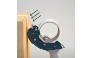 Dyspenser do taśmy pakowej Harmadon RTS83891 75 mm pushflap dociskany do kartonu zapewnia równe prowadzenie taśmy i skuteczne zaklejanie paczek