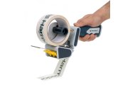 Dyspenser do taśmy pakowej Harmadon GFC-826 z ergonomiczną rączką i rolką dociskową używany do szybkiego zaklejania kartonów podczas pakowania przesyłek