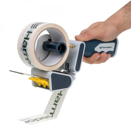 Dyspenser do taśmy pakowej Harmadon GFC-826 z ergonomiczną rączką i rolką dociskową używany do szybkiego zaklejania kartonów podczas pakowania przesyłek