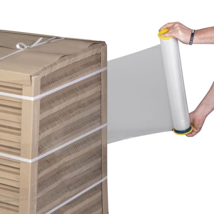 Folia stretch transparentna ręczna 500 mm 17 µm 1,35 kg w użyciu przy owijaniu palety, elastyczna i wytrzymała do zabezpieczania towarów w transporcie