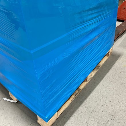 folia stretch niebieska Harmadon Thincore 500 mm owinięta na palecie zapewniająca wysoką wytrzymałość i stabilizację ładunku w transporcie i magazynie