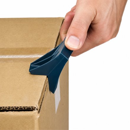 Kątowy nóż bezpieczeństwa AN-9 z ukrytym ostrzem podczas precyzyjnego cięcia narożnika kartonu w pakowaniu paczek e-commerce