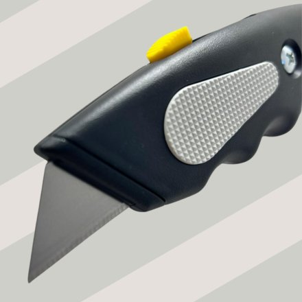 Nóż do folii stretch i kartonów HD-9 BK ostre wysuwane ostrze i ergonomiczny uchwyt do szybkiego cięcia kartonów oraz zabezpieczeń w magazynie i e commerce