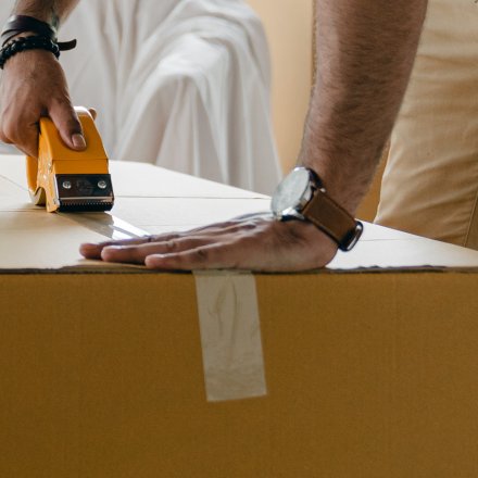 Taśma pakowa ecosolvent Harmadon transparentna używana z dyspenserem, płynne odwijanie i mocne klejenie przy zamykaniu kartonów w magazynie