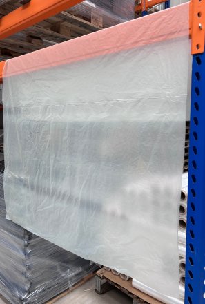 Arkusze foliowe na rolce – praktyczne rozwiązanie do szybkiego zabezpieczania palet i towarów, chronią przed kurzem, wilgocią i zabrudzeniami w magazynie oraz podczas transportu